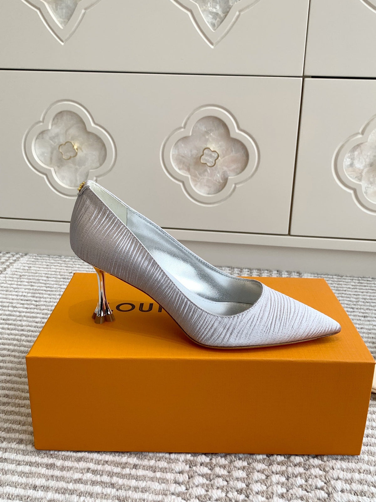BLOSSOM PUMP 7 CM IN SILVER IMPORTED STRIPED SILK SATIN