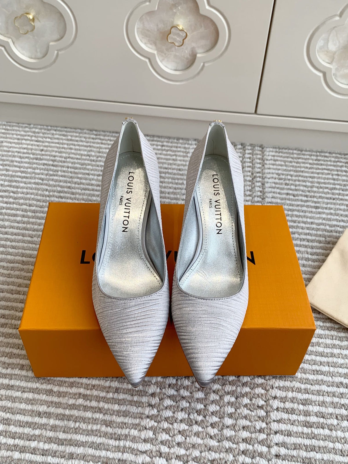 BLOSSOM PUMP 7 CM IN SILVER IMPORTED STRIPED SILK SATIN