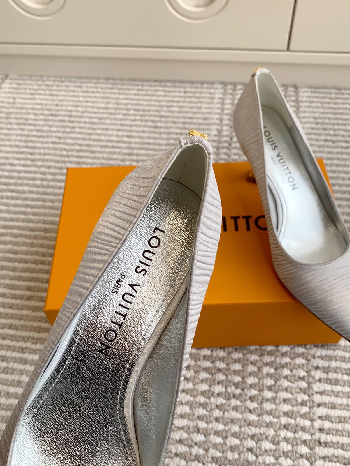 BLOSSOM PUMP 7 CM IN SILVER IMPORTED STRIPED SILK SATIN