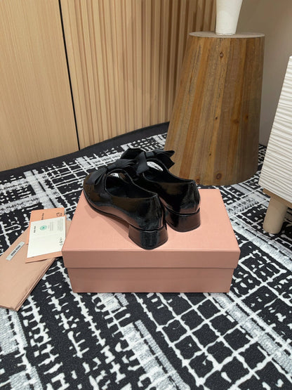 MARY JANE MID HEEL PUMPS IN BLACK PATENT LAMBSKIN WITH BOW