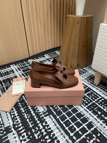 MARY JANE MID HEEL PUMPS IN RUSSET BROWN PATENT LAMBSKIN WITH BOW