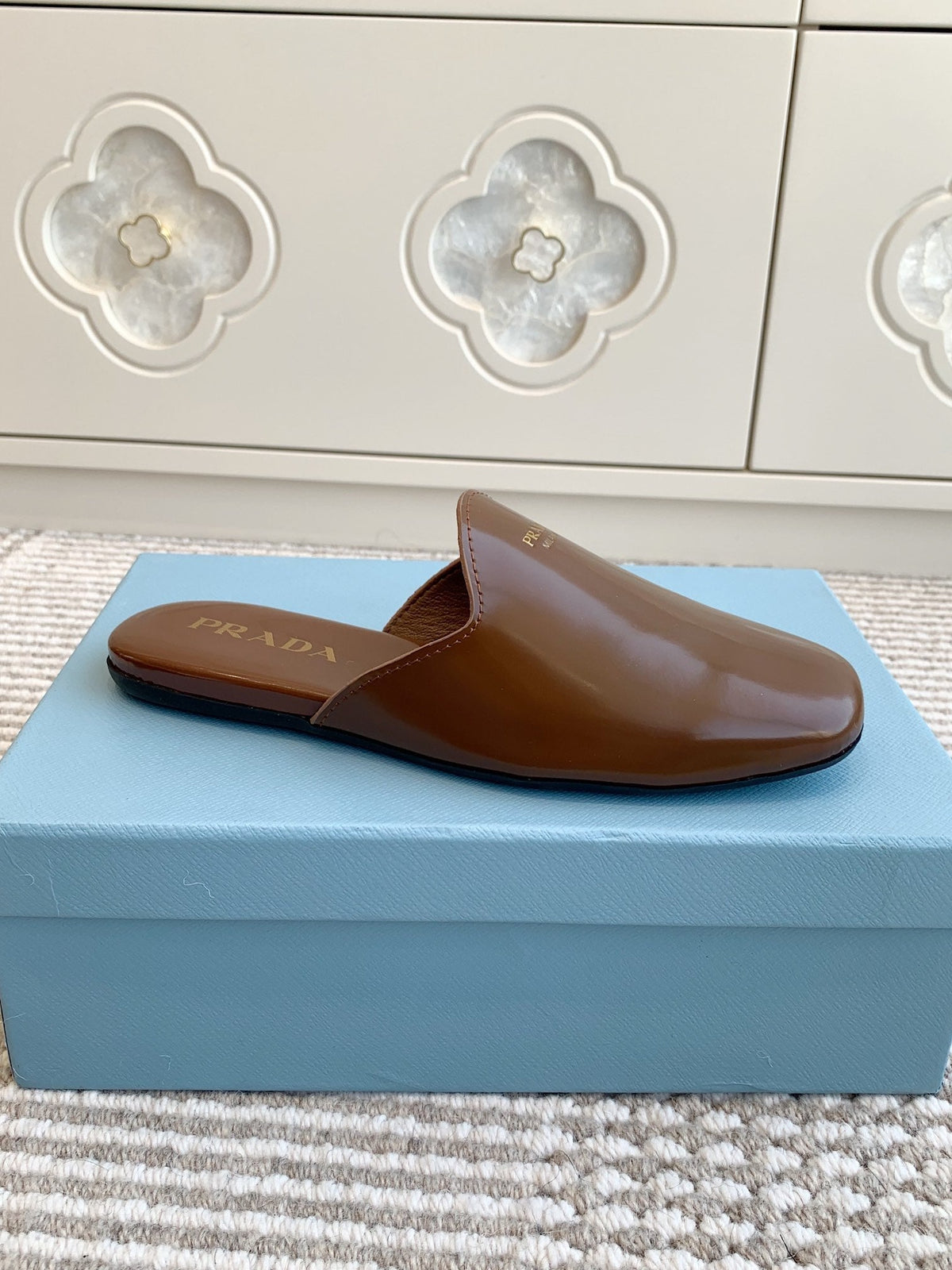 MULES IN BROWN GLOSSY SHEEPSKIN GOLD LETTERING LOGO