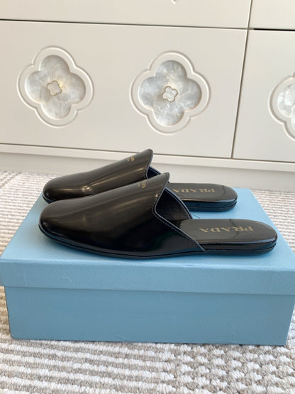 MULES IN BLACK GLOSSY SHEEPSKIN GOLD LETTERING LOGO