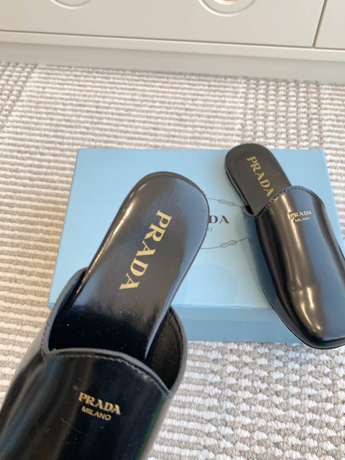MULES IN BLACK GLOSSY SHEEPSKIN GOLD LETTERING LOGO