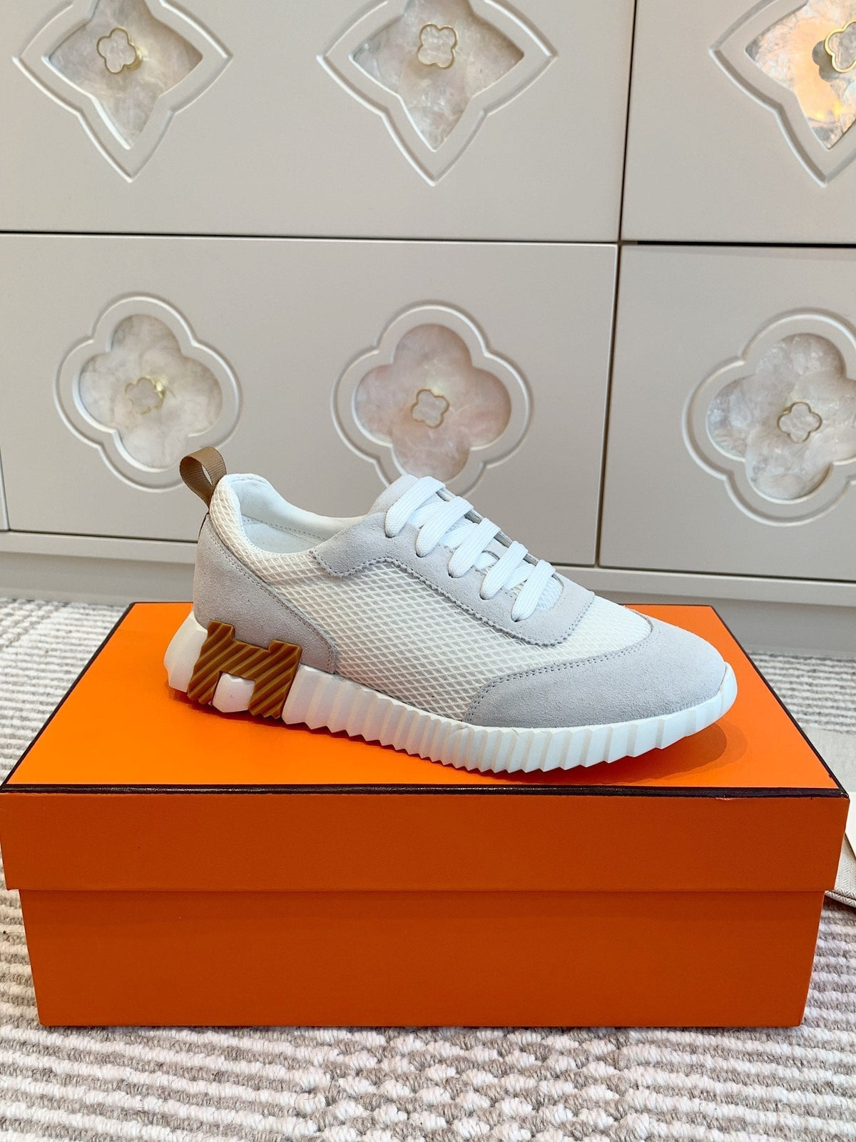 BOUNCING SNEAKER IN WHITE GRAPHIC MESH AND PASTEL GRAY SUEDE