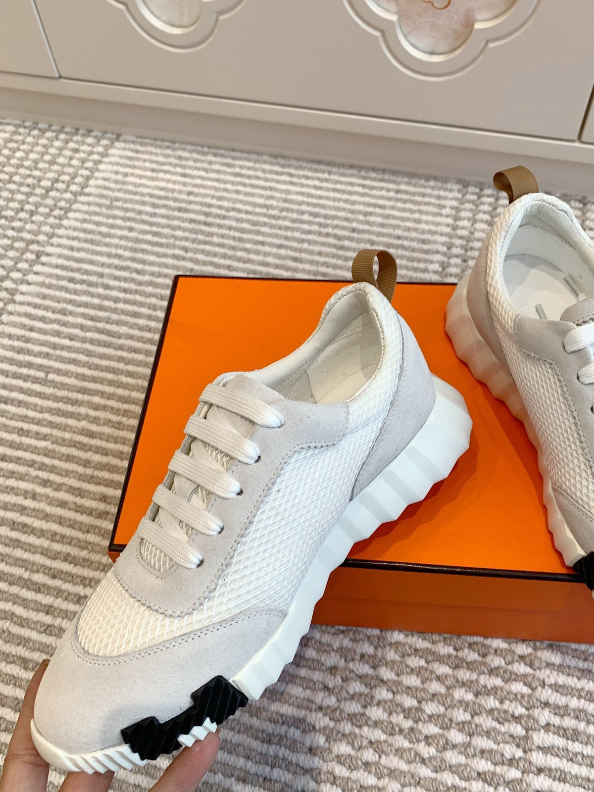 BOUNCING SNEAKER IN WHITE GRAPHIC MESH AND PASTEL GRAY SUEDE