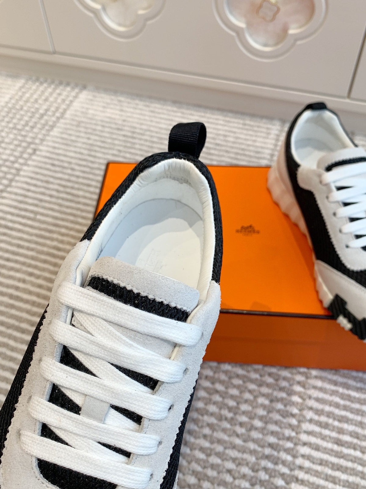 BOUNCING SNEAKER IN BLACK GRAPHIC MESH AND PASTEL GRAY SUEDE