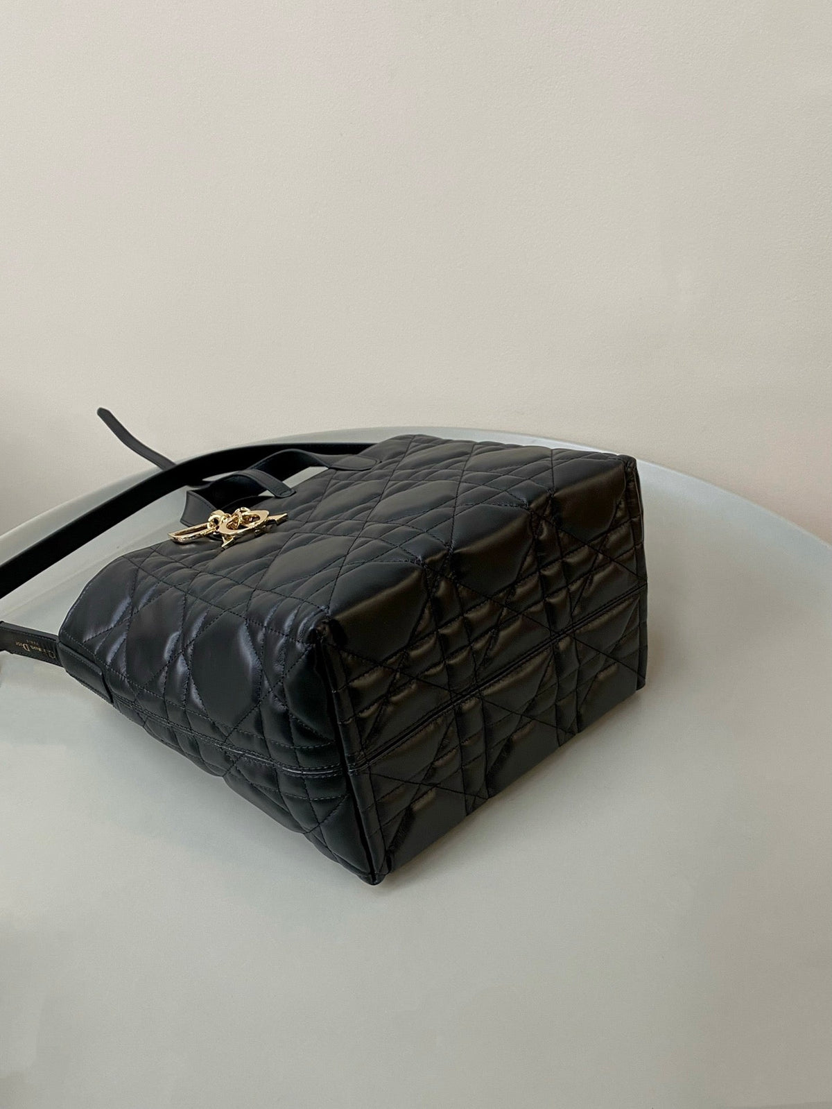 MEDIUM TOUJOURS BUCKET BAG 22 IN BLACK CANNAGE CALFSKIN