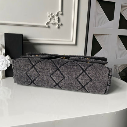 Chanel Maxi Flapbag in washed denim with gold-tone metal hardware