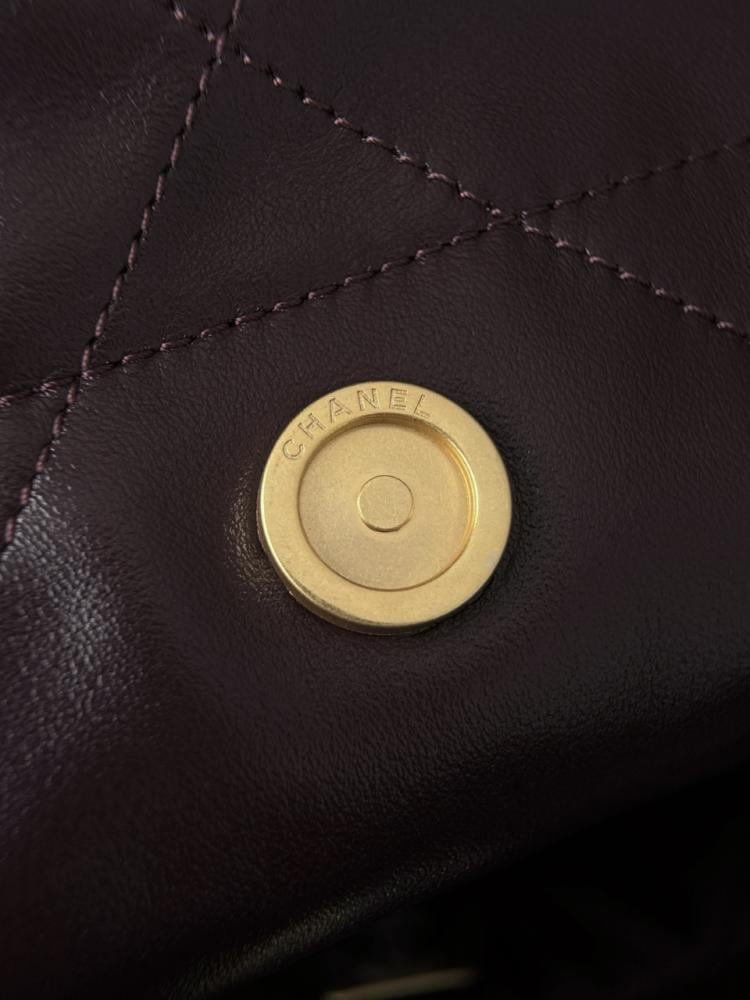Chanel 22 handbag in Burgundy