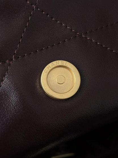Chanel 22 handbag in Burgundy
