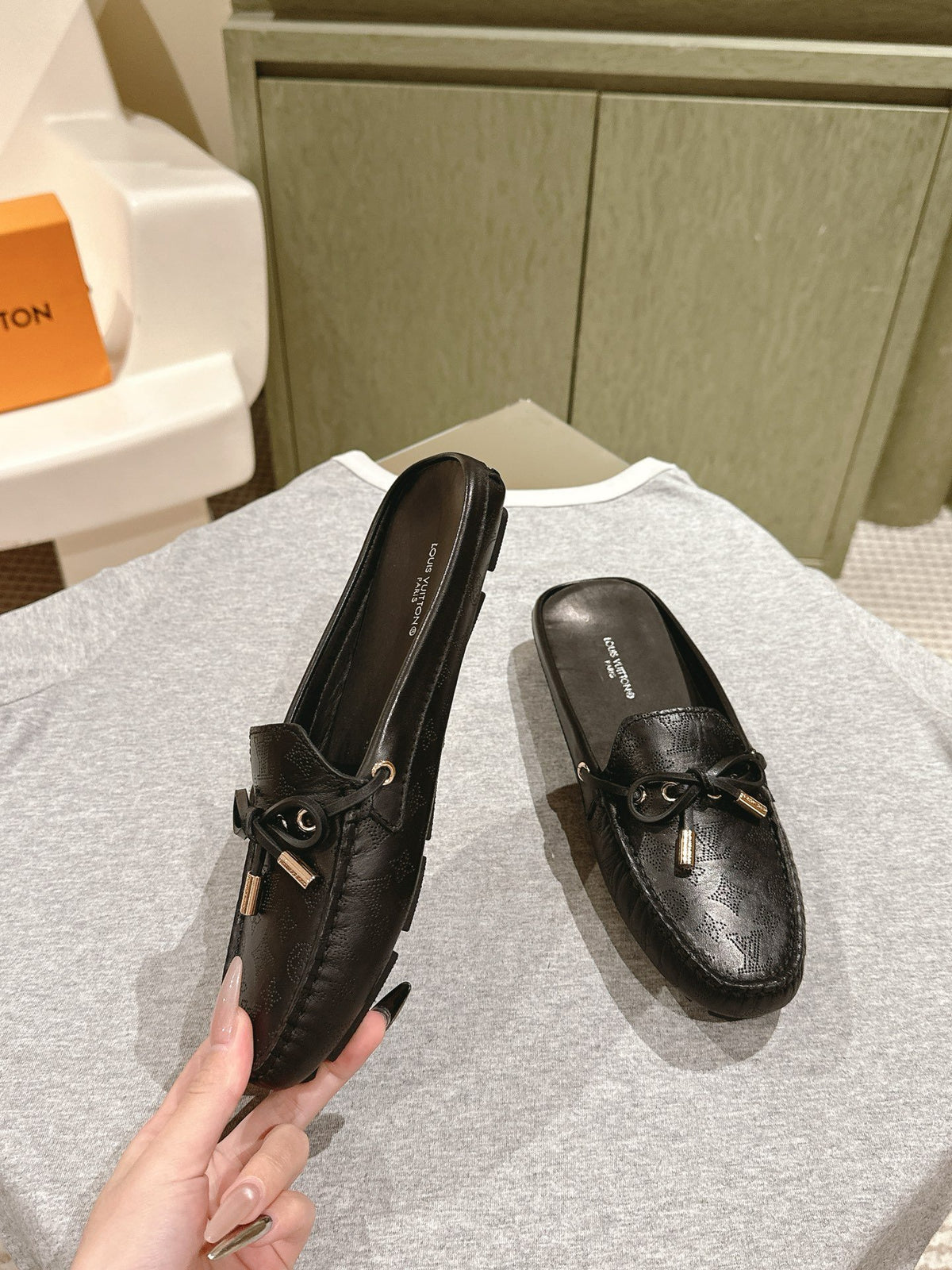 LV Women Black Leather Mules