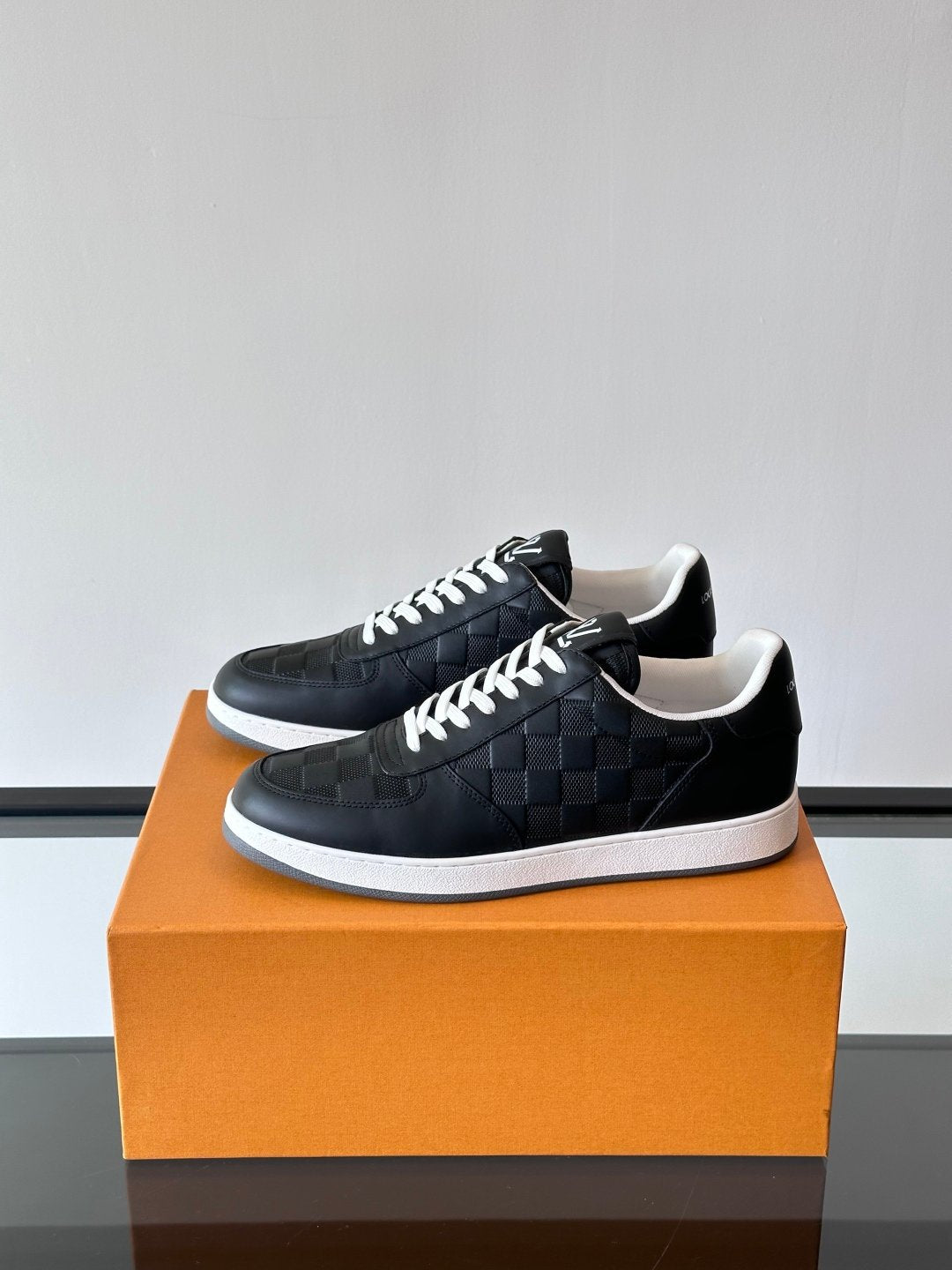 LV Men Black Leather Checkerboard Sneakers