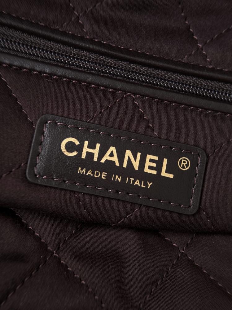 Chanel 22 handbag in Burgundy