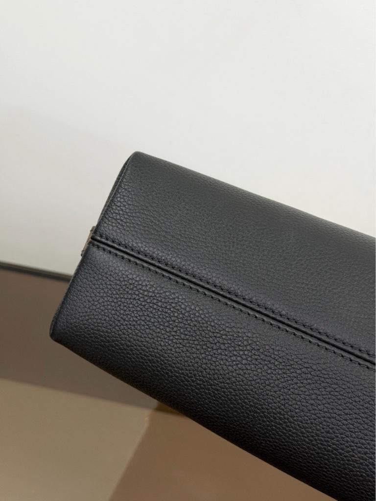 Louis Vuitton Multipass in black