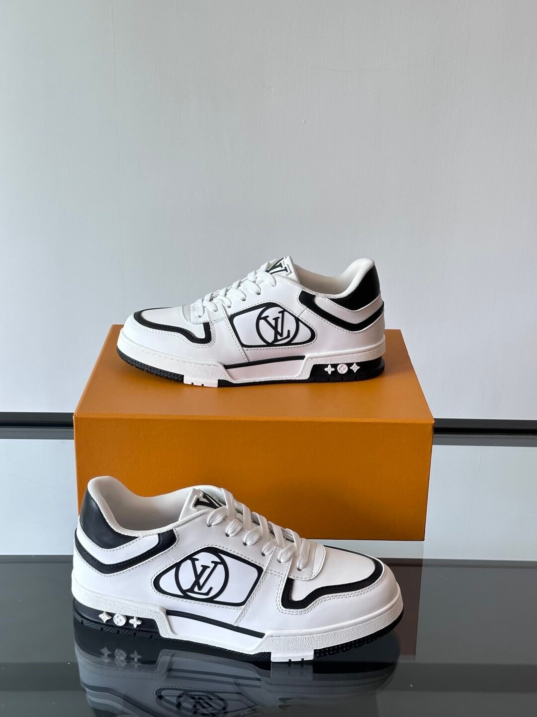 LV Men White Black Leather Sneakers