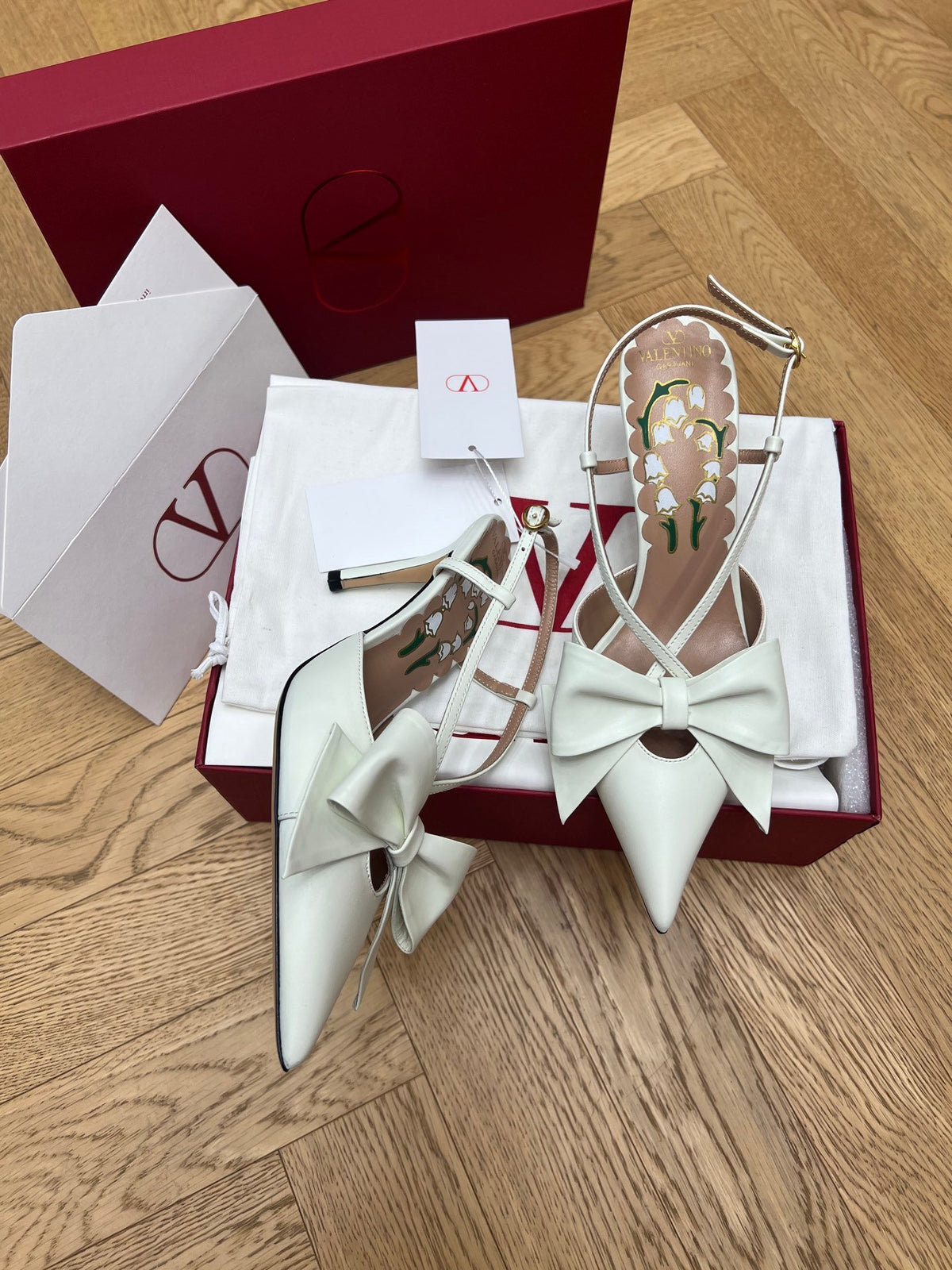 Valentino Women White Leather Bow Accent Pumps