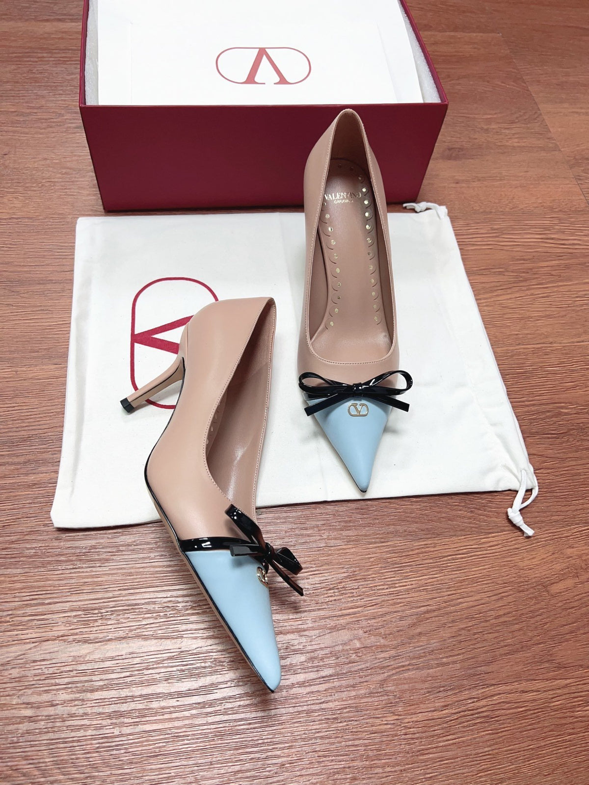 Valentino Women Beige Leather Blue Bow Detail Pumps