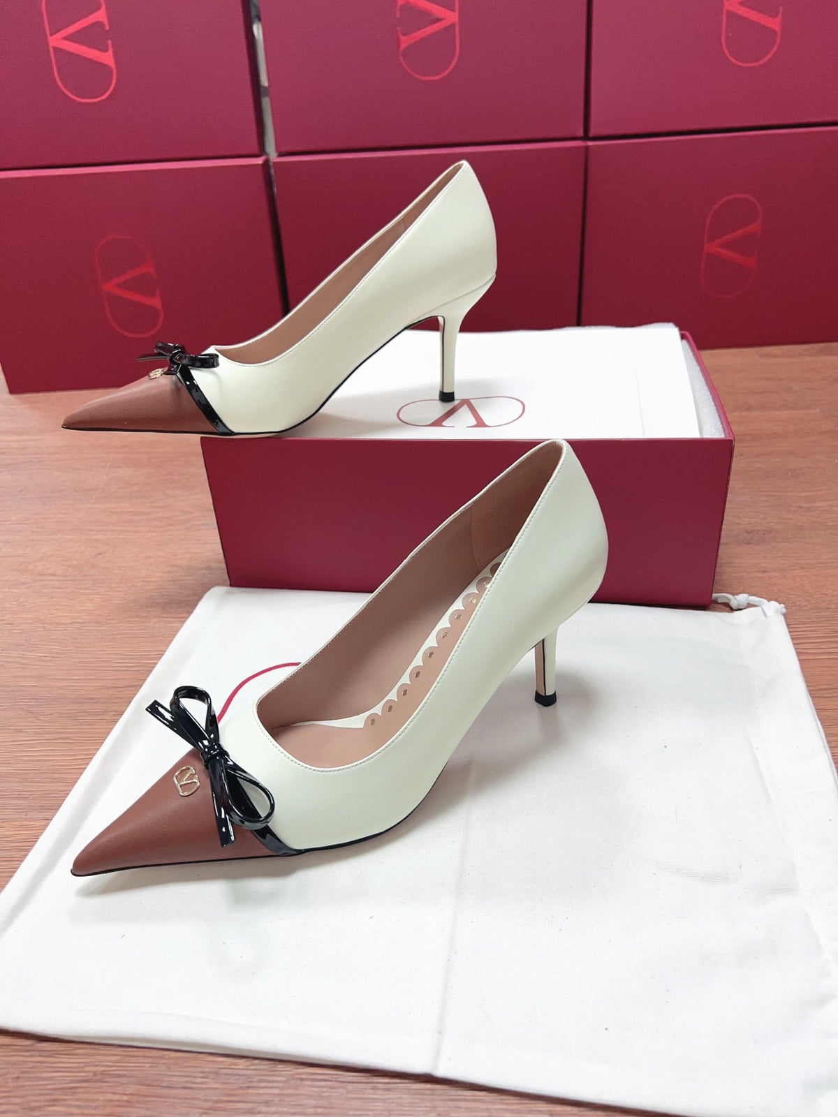 Valentino Women White Leather Brown Bow Detail Pumps
