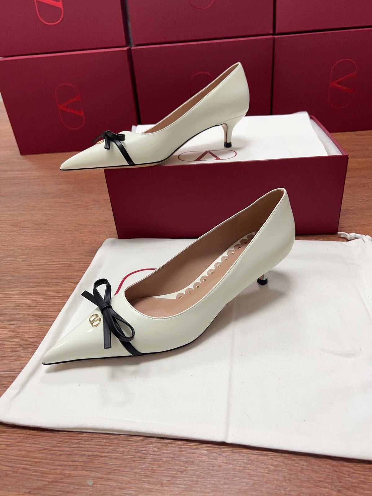 Valentino Women Ivory Leather Bow Accent Pumps