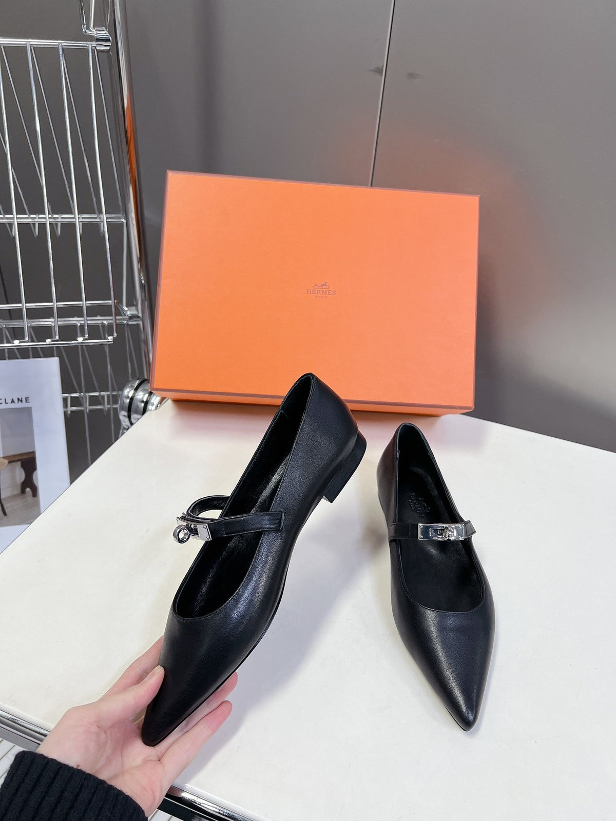 Hermes Women Black Leather Pointed Toe Flats