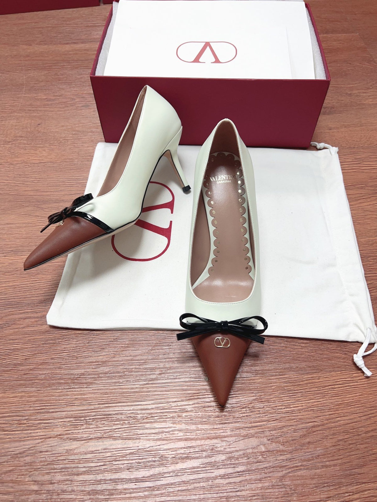 Valentino Women White Leather Brown Bow Detail Pumps