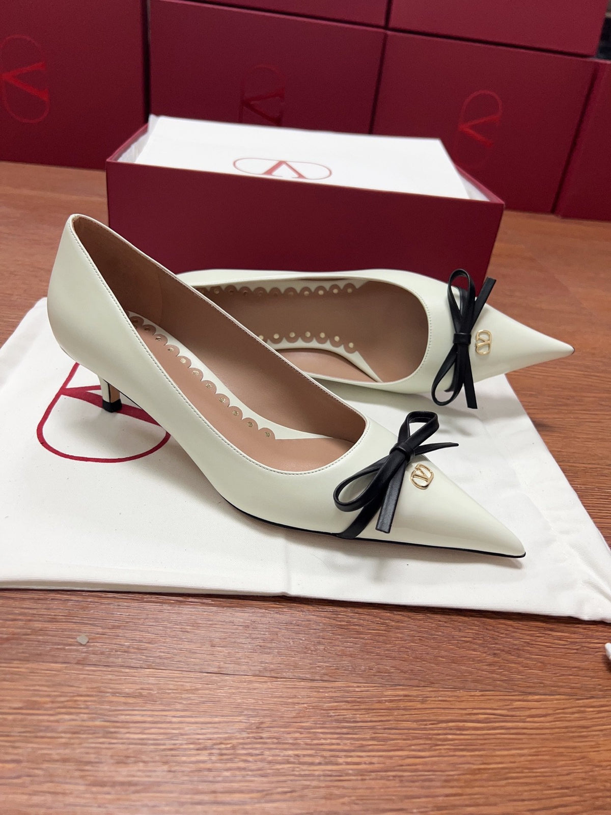 Valentino Women Ivory Leather Bow Accent Pumps