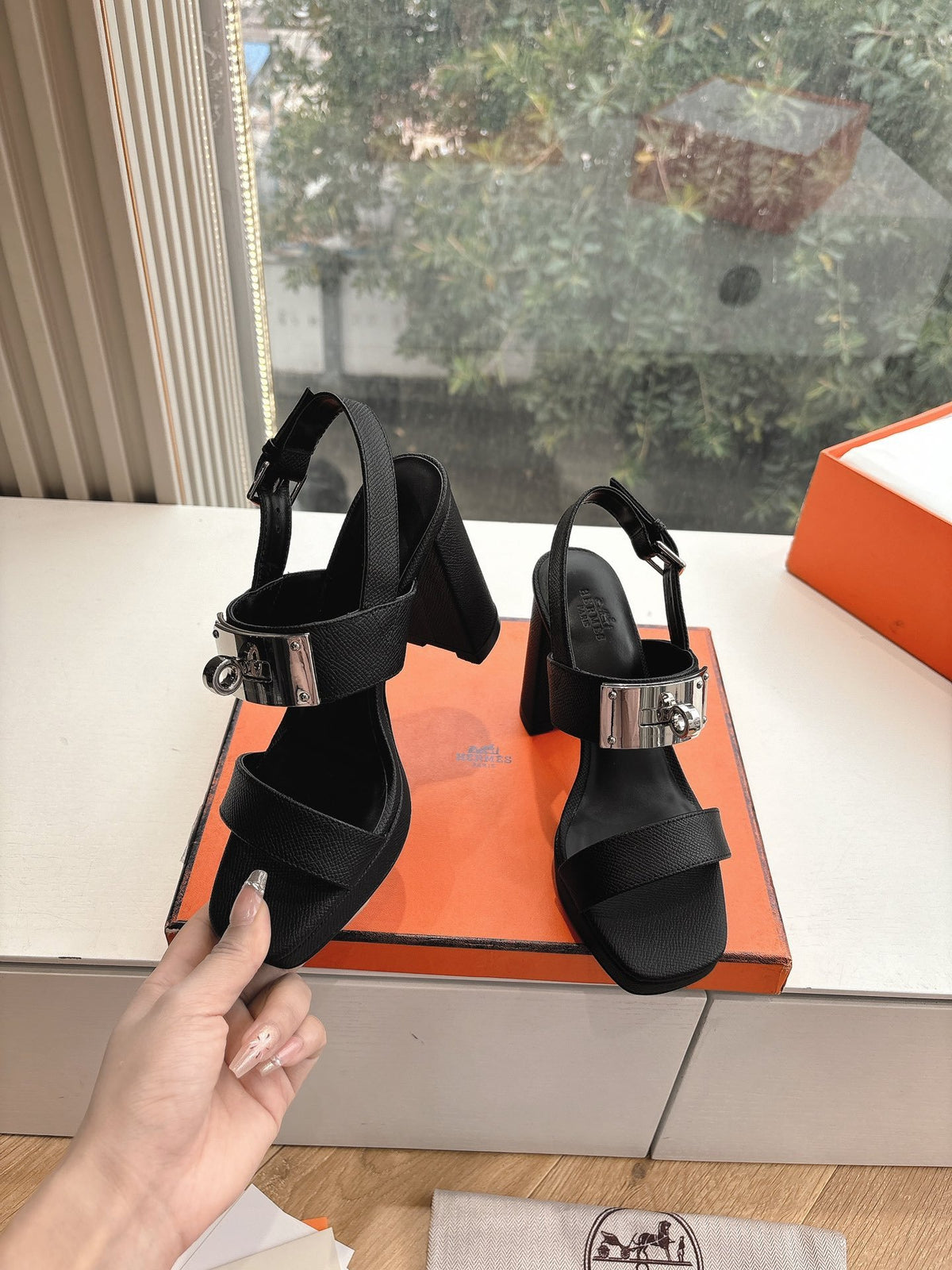 Hermes Women Black Leather Sandals