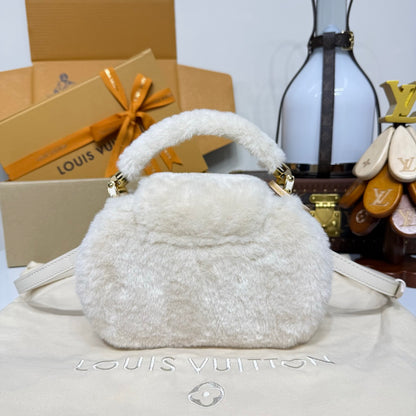Louis Vuitton Capusnow Capucines handbag