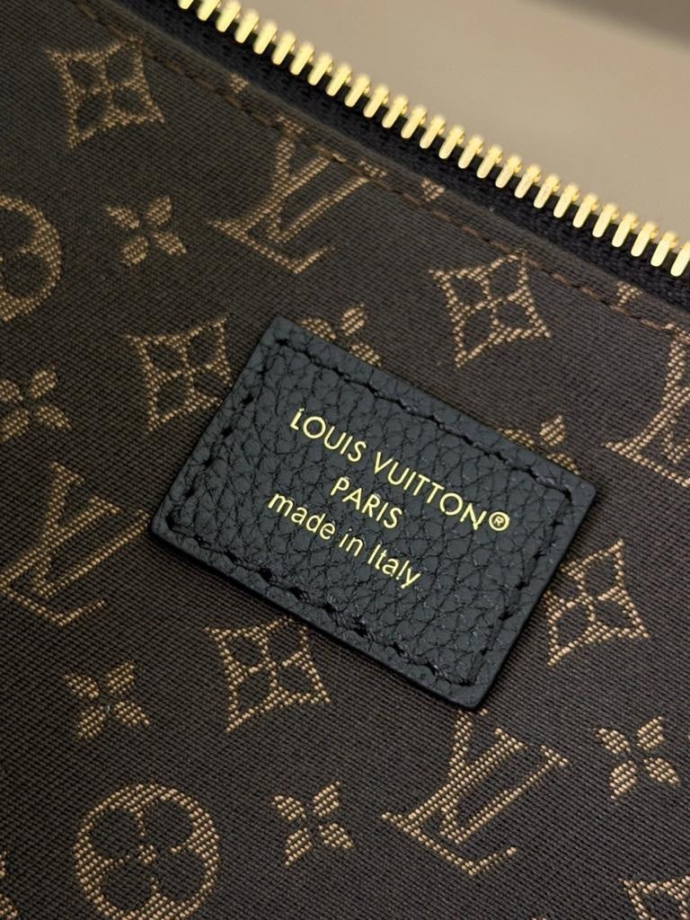 Louis Vuitton Multipass in black