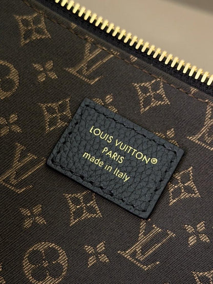 Louis Vuitton Multipass in black