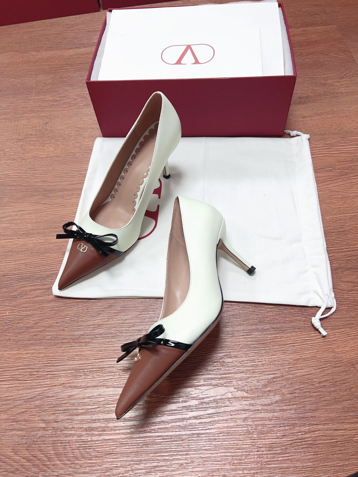 Valentino Women White Leather Brown Bow Detail Pumps