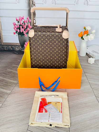 Louis Vuitton Horizon 55 rolling suitcase in Monogram Canvas