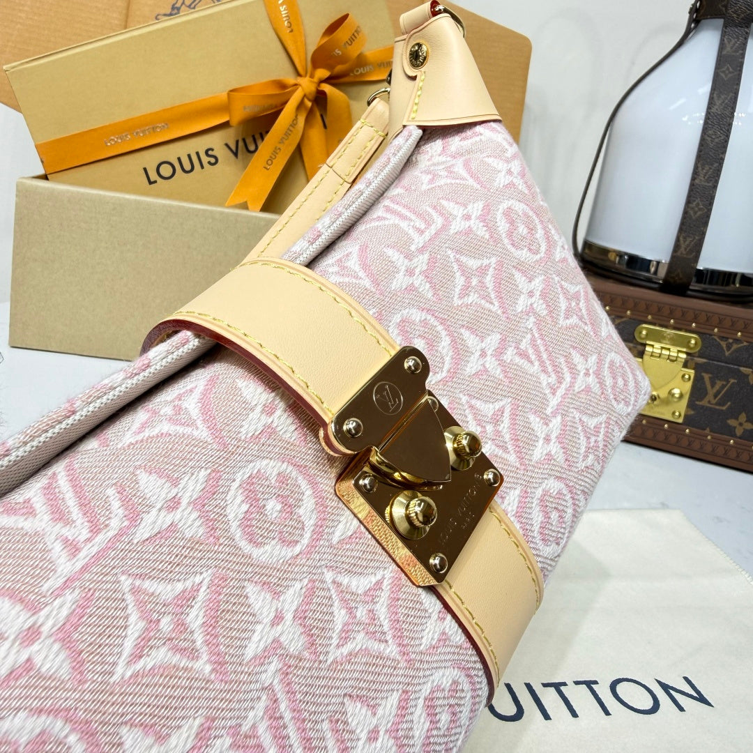 Louis Vuitton Pochette Pink Monogram Emblème