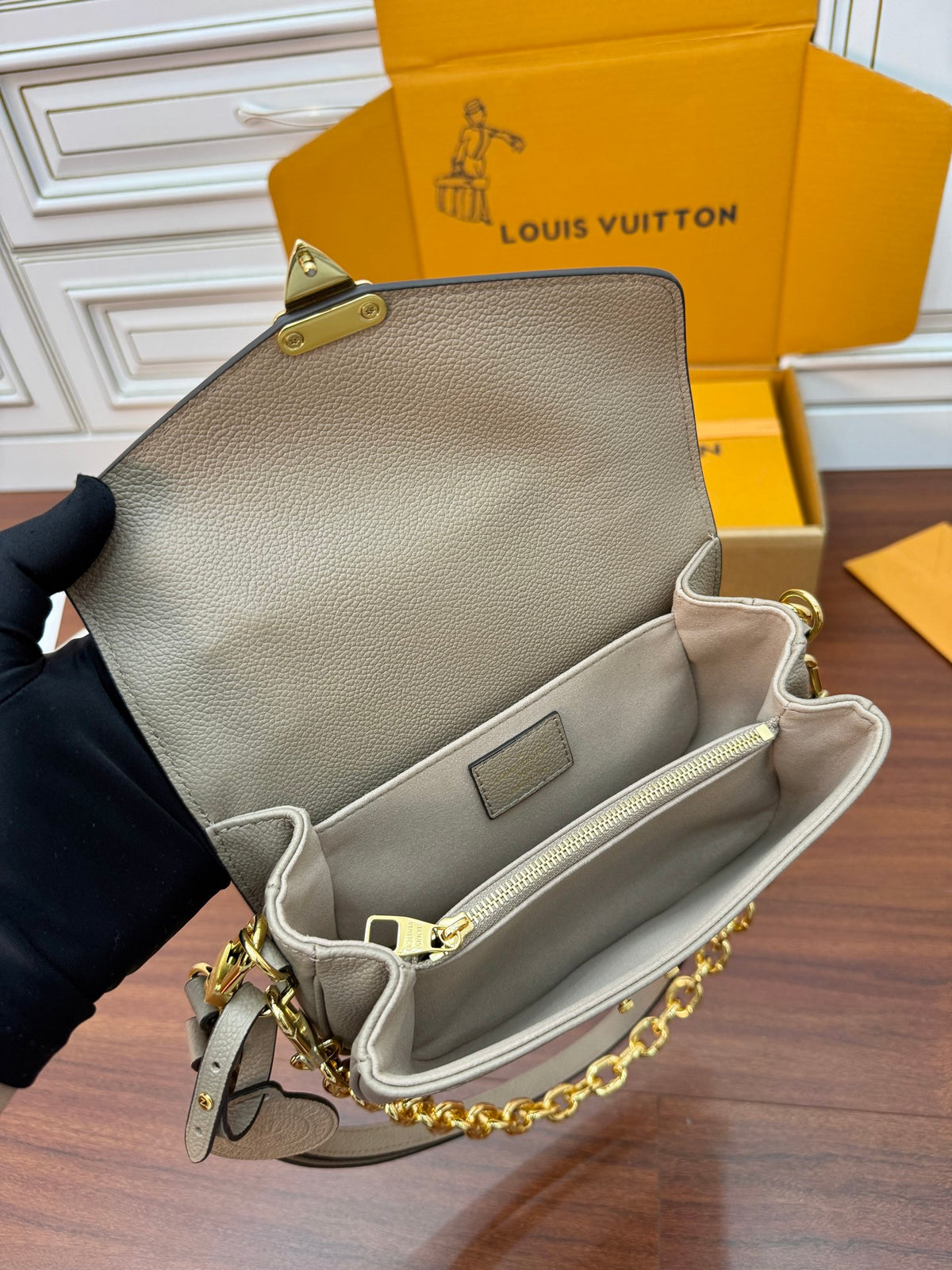 Louis Vuitton Pochette Métis East West Tourterelle Bag
