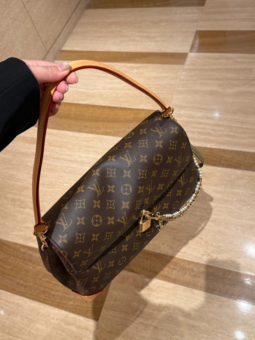 Louis Vuitton Hide Away MM bag in Monogram canvas