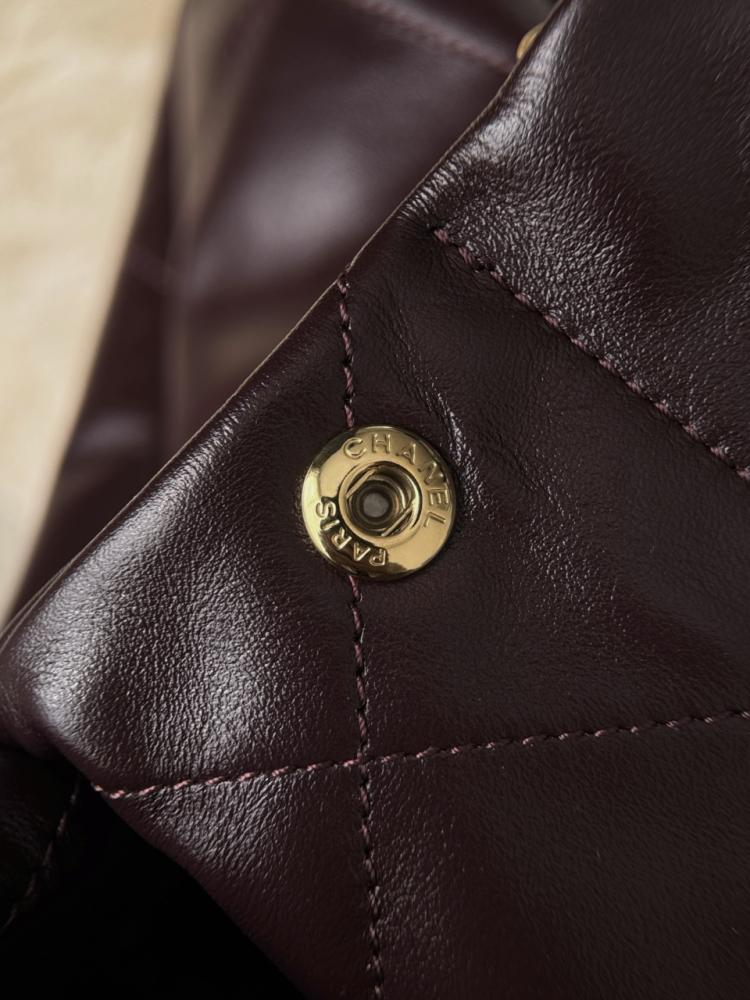 Chanel 22 handbag in Burgundy