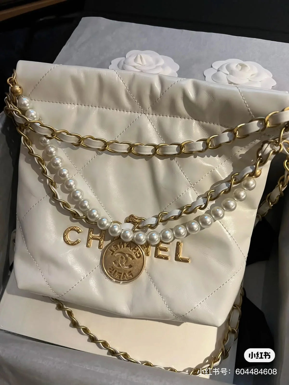 Small Chanel 22 White Shiny Calfskin Quilted Bag