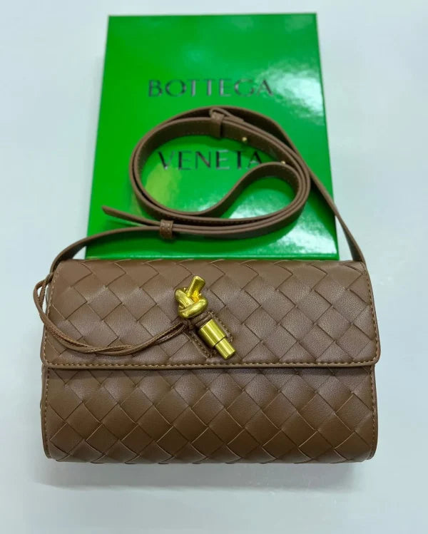 Bot­te­ga Vene­ta Mi­ni An­di­amo Cross Body Bag