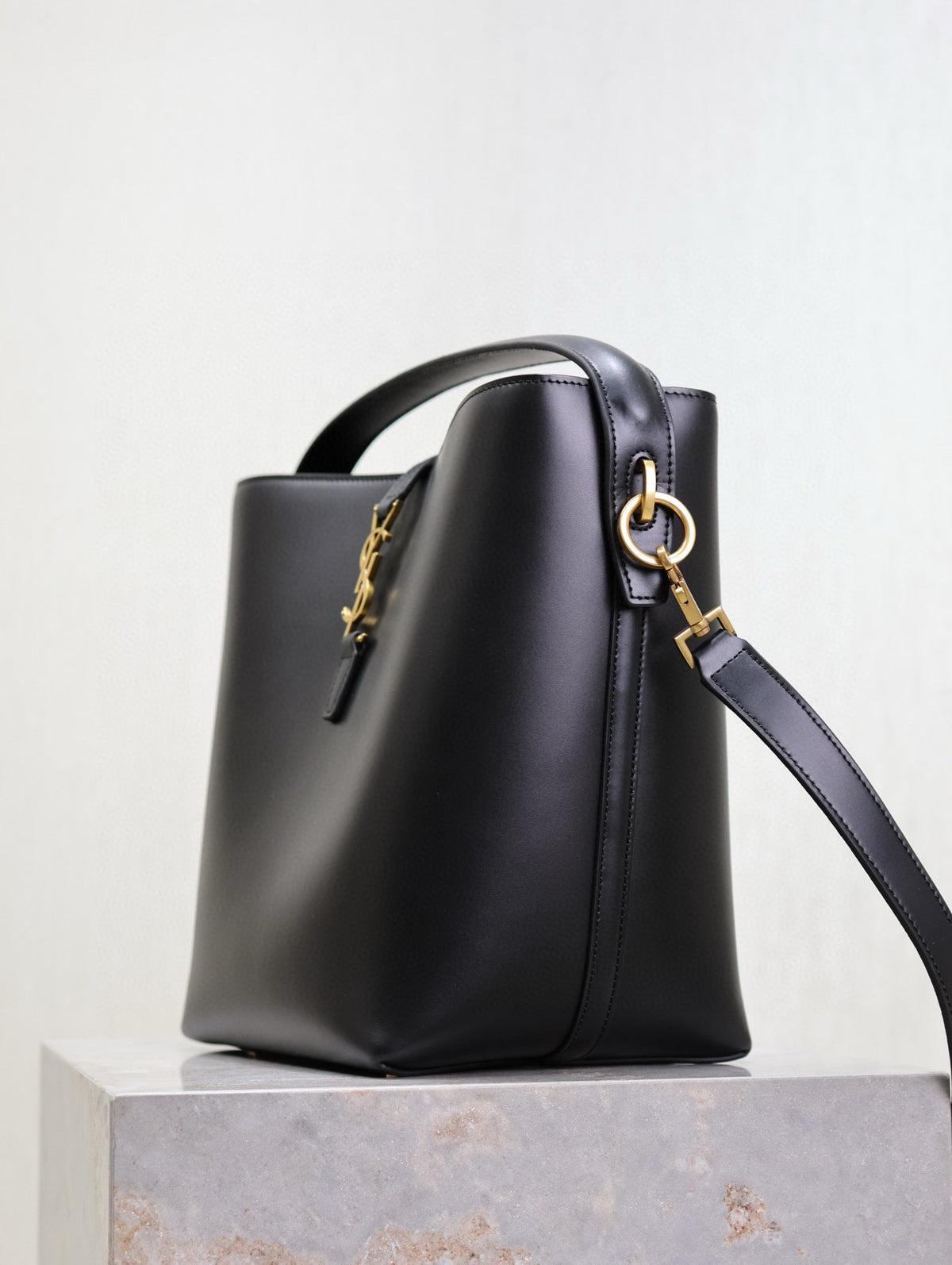 LE 37 MEDIUM BUCKET BAG 26 IN BLACK CALFSKIN GOLD HARDWARE