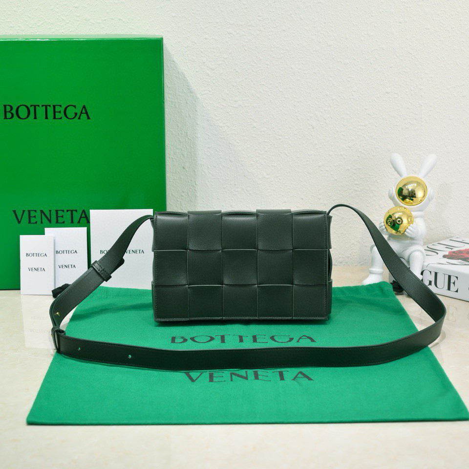 CASSETTE 23 IN DARK GREEN CALFSKIN