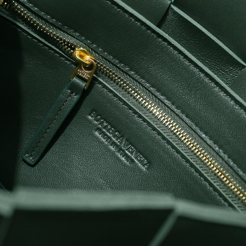 CASSETTE 23 IN DARK GREEN CALFSKIN