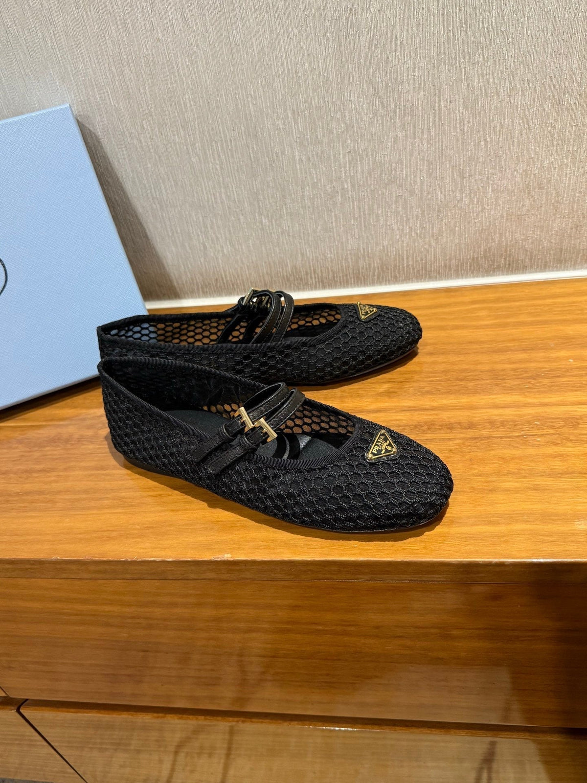 BALLET FLATS IN BLACK MESH FABRIC