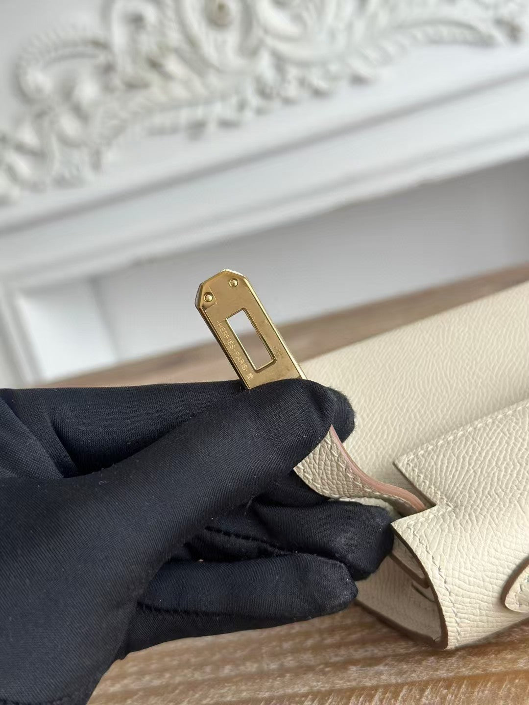 HN MINI 19 WHITE CALFSKIN GOLD HARDWARE