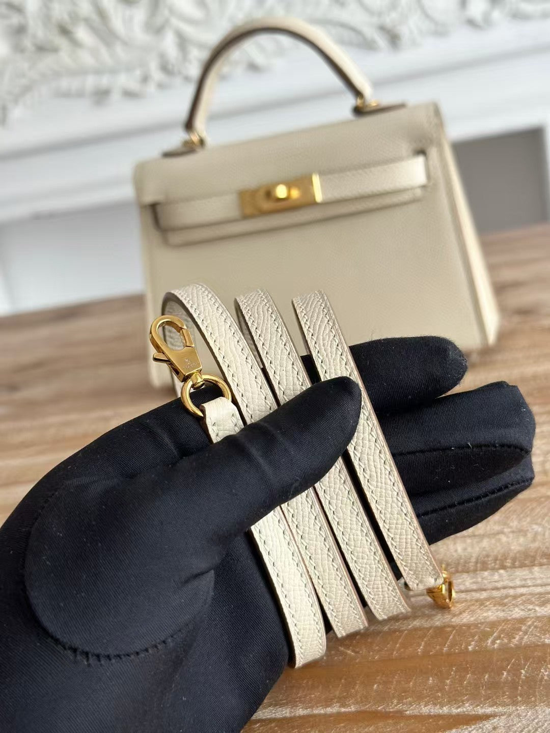 HN MINI 19 WHITE CALFSKIN GOLD HARDWARE