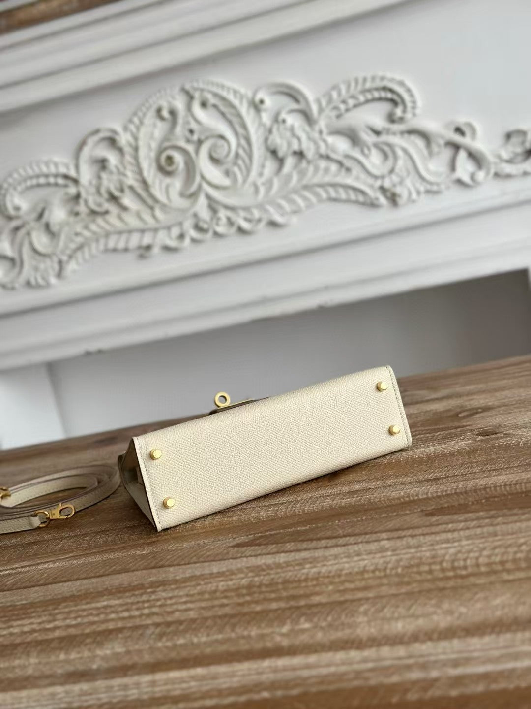 HN MINI 19 WHITE CALFSKIN GOLD HARDWARE