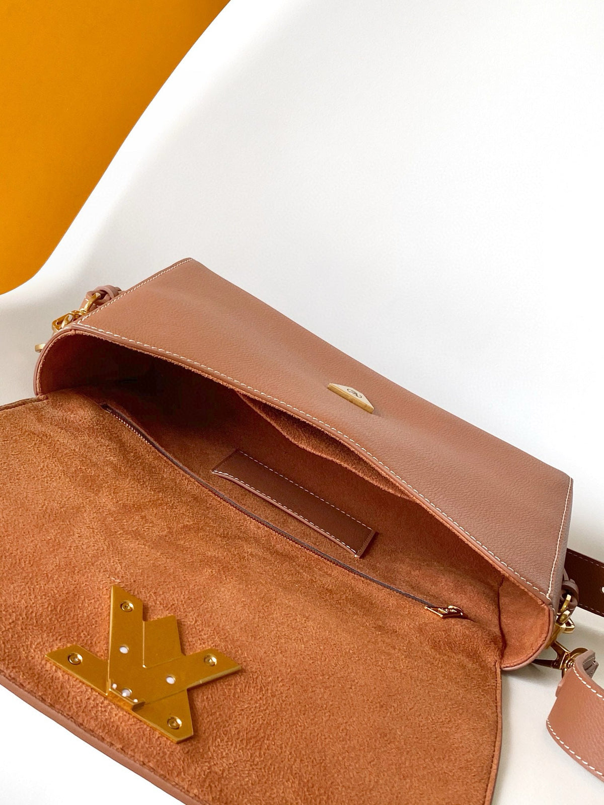 SOFT TWIST 27 IN COGNAC CALFSKIN GOLD LOGO