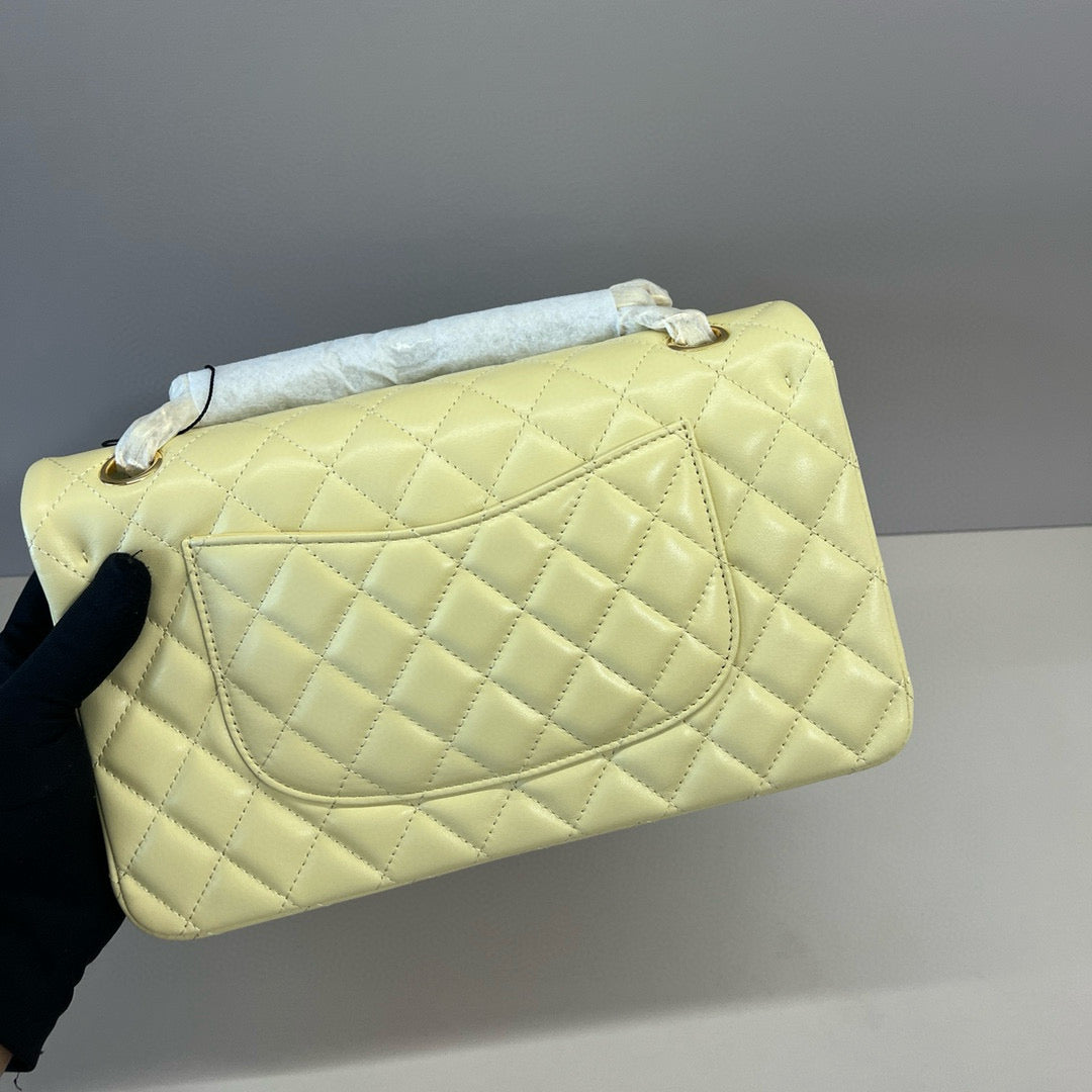 25C FLAP BAG 25 IN YELLOW QUILTED LAMBSKIN GOLD HARDWARE