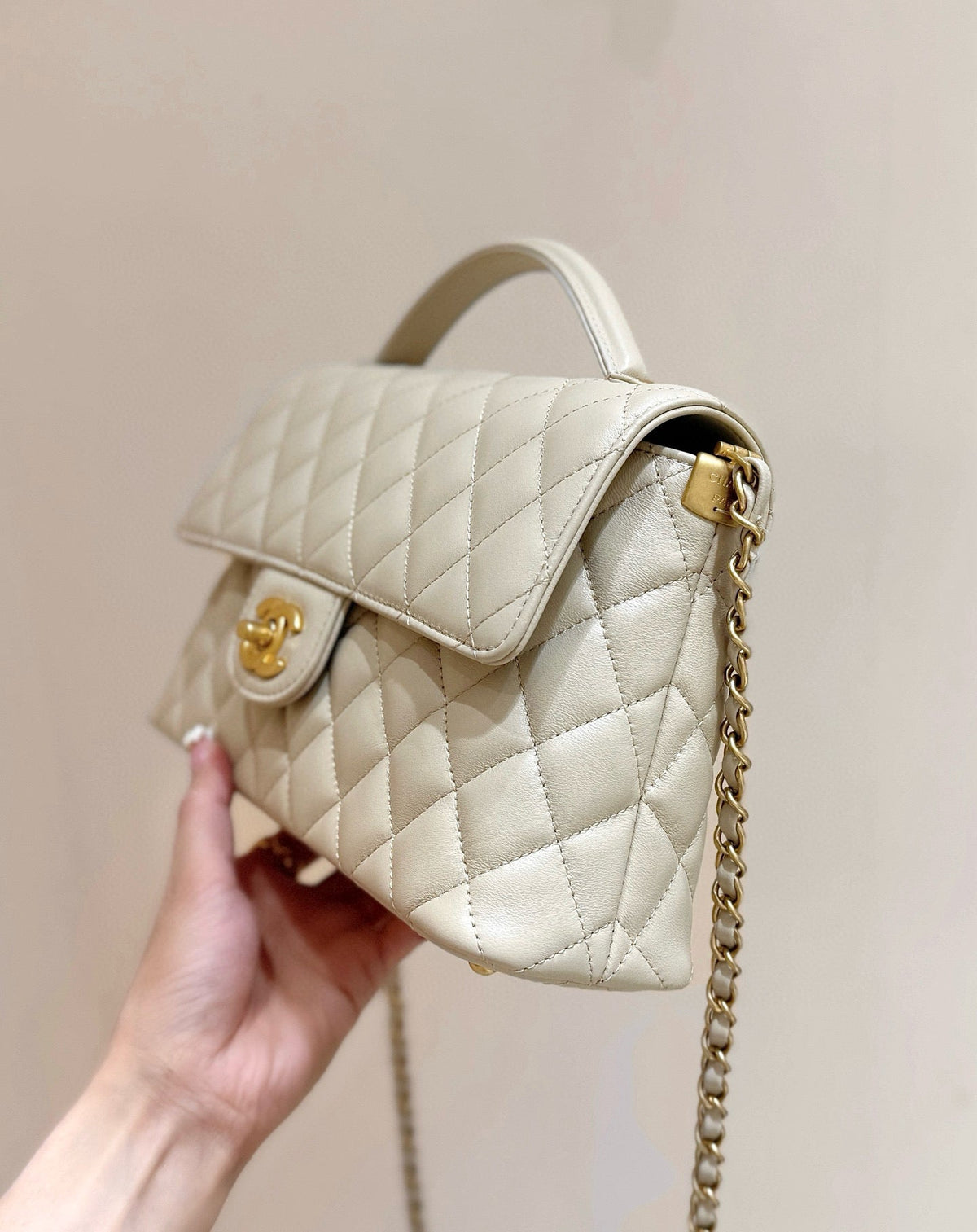 25P KELLY HANDLE BAG 26 IN MILKY WHITE LAMBSKIN GOLD HARDWARE