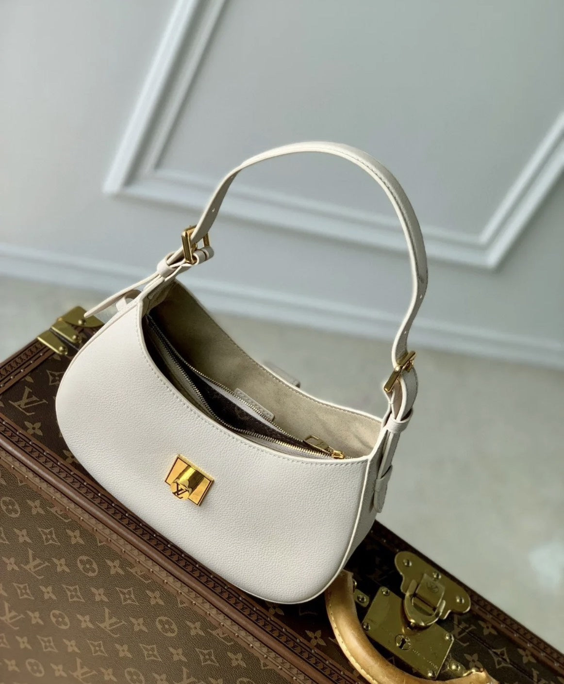 Louis Vuitton LV Lowkey Lock Pattern Woman’s Handbags 26x18x7cm